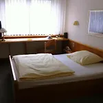 祖姆斯古朗登戈尔普法泽酒店 Rodalben